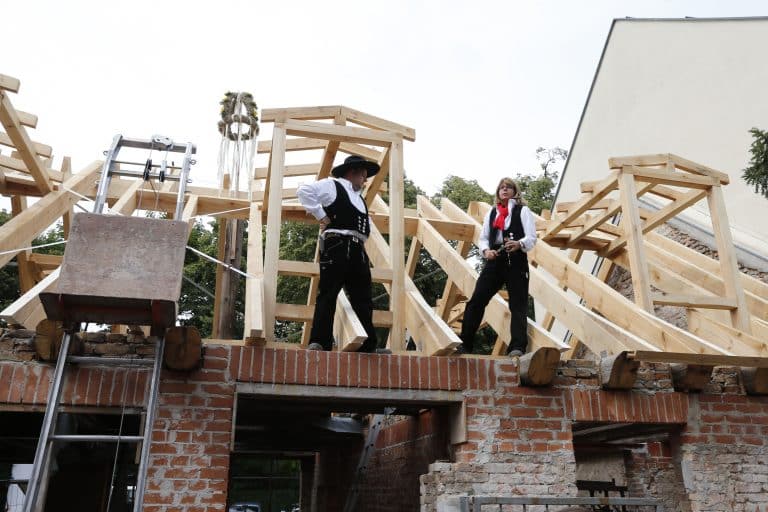 Dachdecker bei der Arbeit